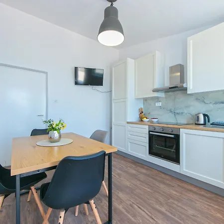 Urlic Apartment *